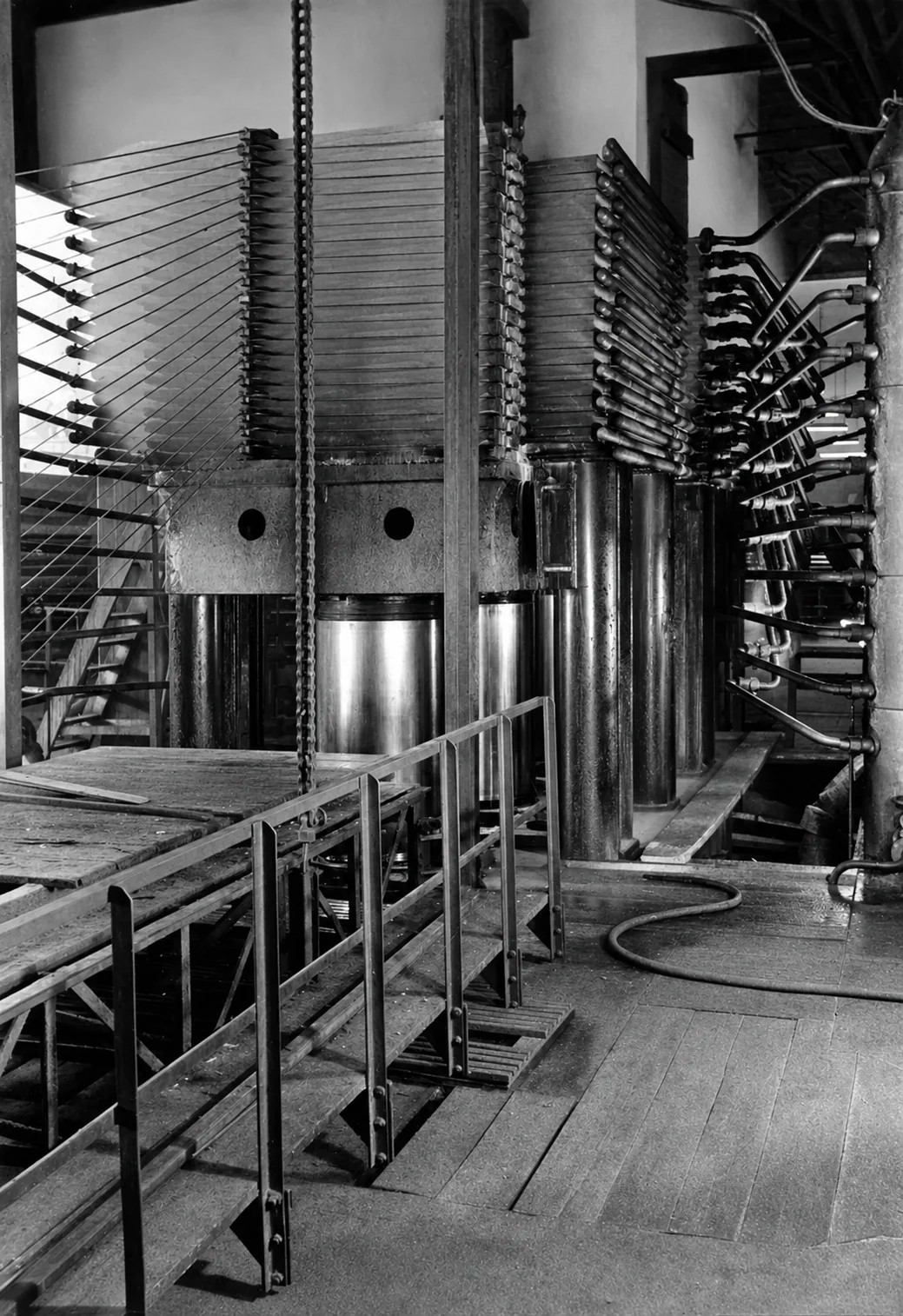 Hartfaserpresse und Wohnanlage 1949