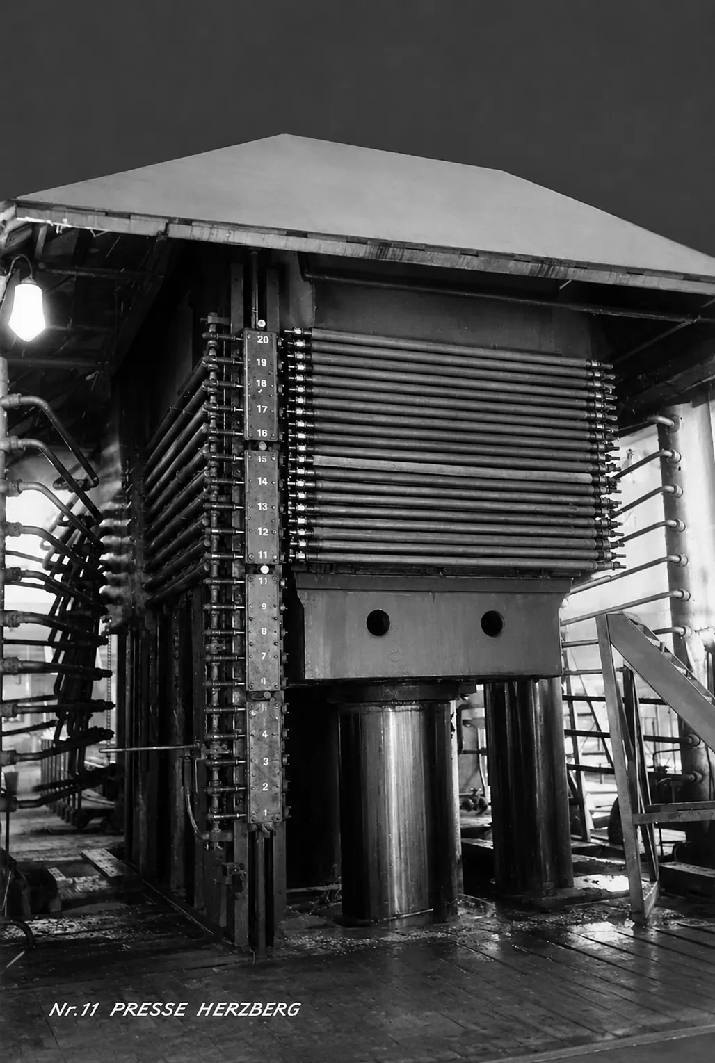 Hartfaserpresse und Wohnanlage 1949